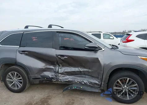 2017 Toyota Highlander Xle z USA, uszkodzony, nr VIN 5TDKZRFH4HS511509